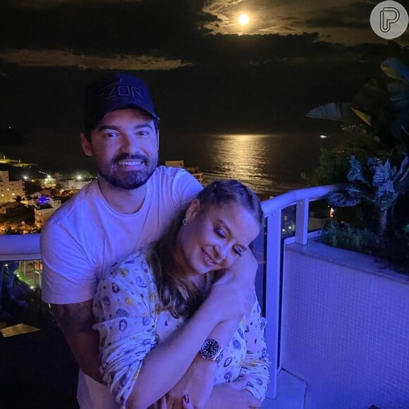 Maiara e Fernando Zor estão curtindo férias em Balneário Camboriú