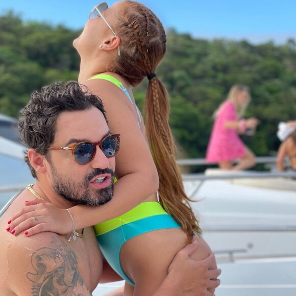 Maiara ganhou uma mão boba de Fernando Zor e agitou a web