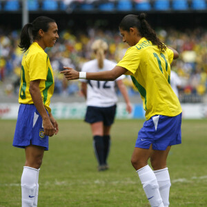 Marta Silva, após noivado com Toni Deion, ganha pedido por filho de amiga, Cris Rozeira