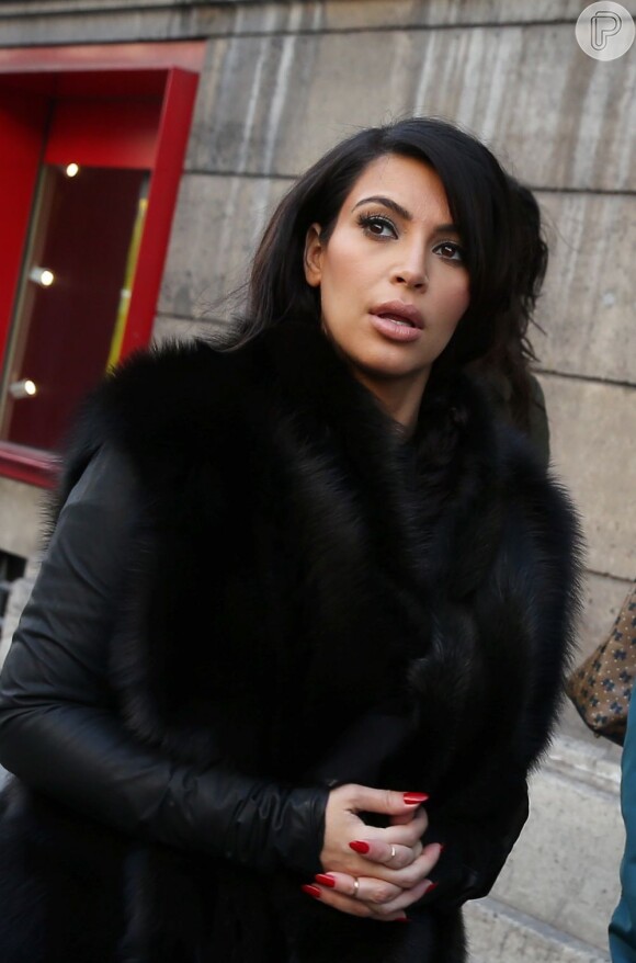 Kim Kardashian parece querer disfarçar a barriga de grávida que está crescendo