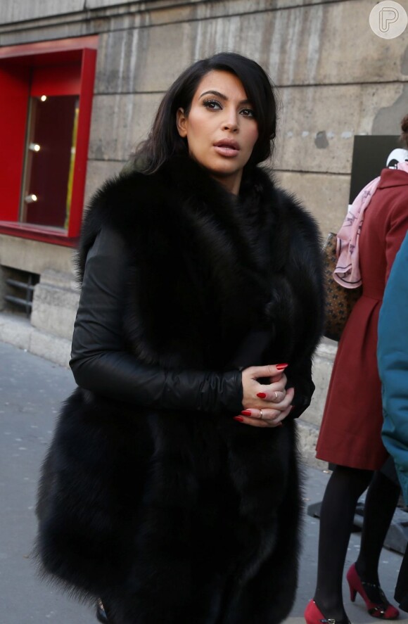 Kim Kardashian escolhe look que não mostra barriguinha de grávida, em 5 de março de 2013