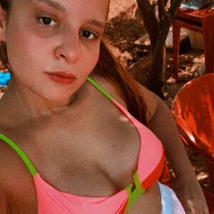 Maiara mostrou detalhes do look neon em fotos no Instagram Stories