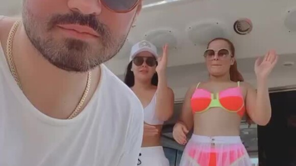Com look neon de moda praia, Maiara dança com a irmã e Fernando Zor