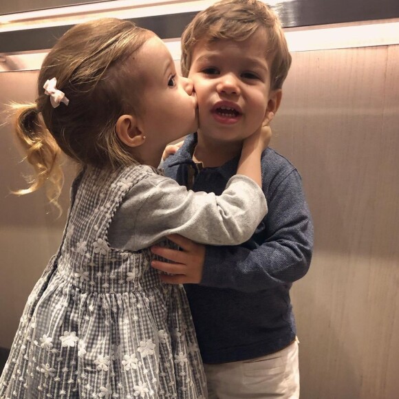 Filhos de Michel Teló e Thais Fersoza, Melinda e Teodoro mostram afinidade com a carreira musical
