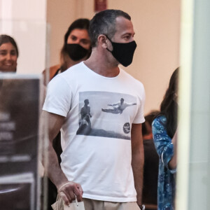 Malvino Salvador é clicado com as filhas, Sophia, Ayra e Kyara, no shopping Village Mall, Rio de Janeiro, neste domingo, 10 de janeiro de 2021