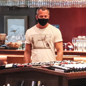 Malvino Salvador é clicado com as filhas, Sophia, Ayra e Kyara, no shopping Village Mall, Rio de Janeiro, neste domingo, 10 de janeiro de 2021