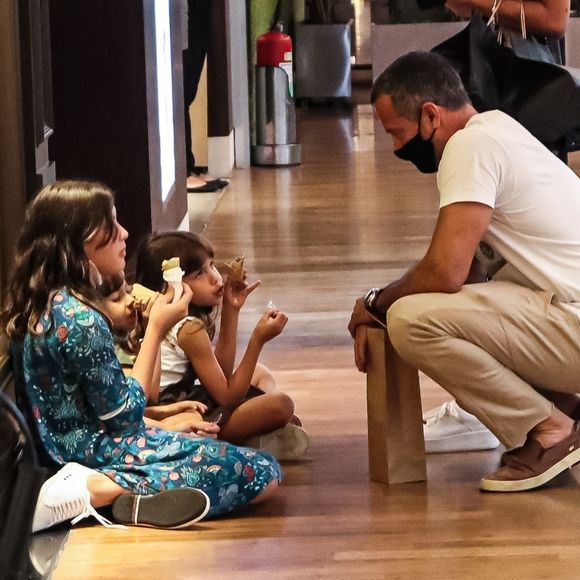 Malvino Salvador é clicado com as filhas, Sophia, Ayra e Kyara, no shopping Village Mall, Rio de Janeiro, neste domingo, 10 de janeiro de 2021