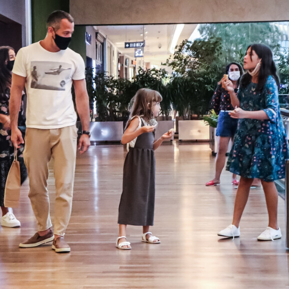Malvino Salvador é clicado com as filhas, Sophia, Ayra e Kyara, no shopping Village Mall, Rio de Janeiro, neste domingo, 10 de janeiro de 2021