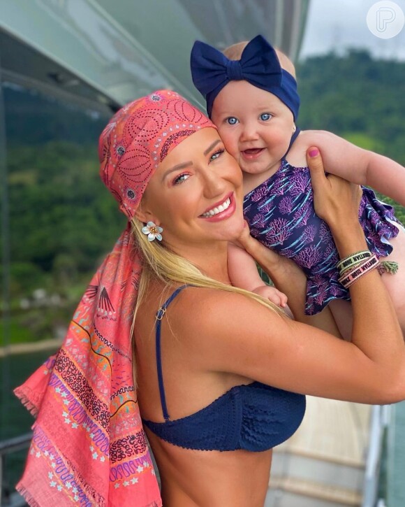 Ana Paula Siebert posta foto com filha, Vicky, de 7 meses, durante viagem