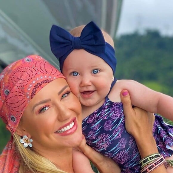 Ana Paula Siebert posta foto com filha, Vicky, de 7 meses, durante viagem