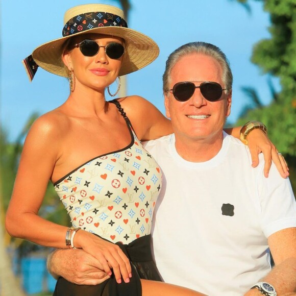 Ana Paula Siebert posou com Roberto Justus usando um maiô da marca Louis Vuitton