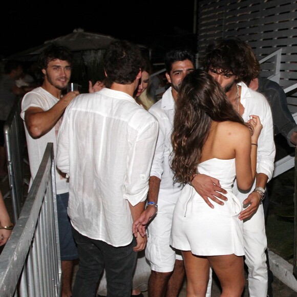 Bruna Marquezine e Marlon Teixeira trocaram beijos em público no Ano-Novo de 2015