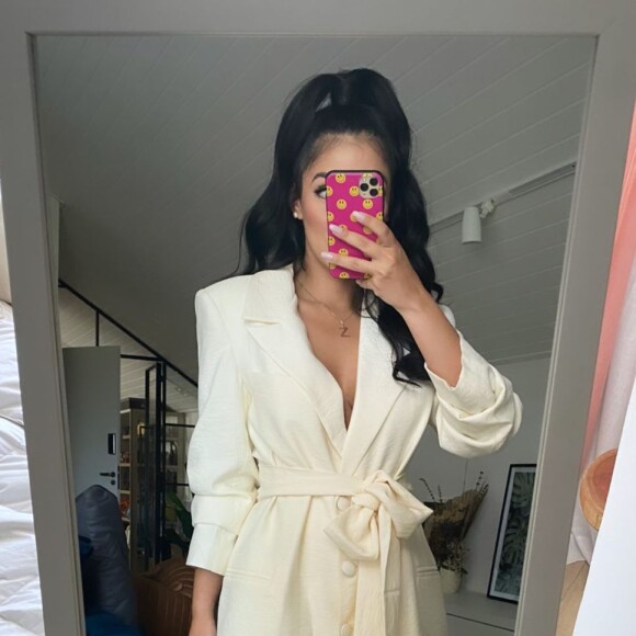 Jade Seba apostou em um conjunto off-white do designer brasileiro Vitor Zerbinato para casamento