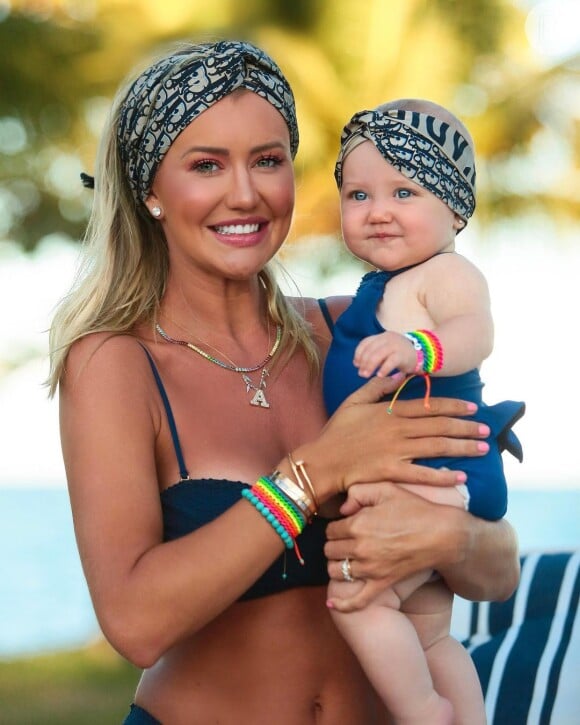 Ana Paula Siebert se derreteu ao ver a filha, Vicky, com look de moda praia combinando com ela: 'Zero maturidade'
