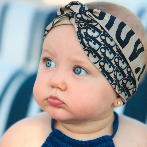 Ana Paula Siebert e filha, Vicky, de 7 meses, combinam acessório grifado: 'Zero maturidade'