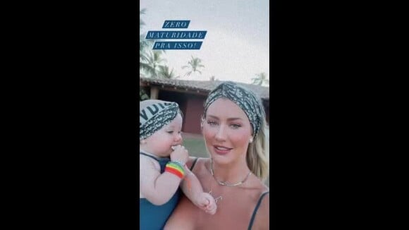 Vídeo: Filha caçula de Roberto Justus, Vicky combina lenço Dior com mãe