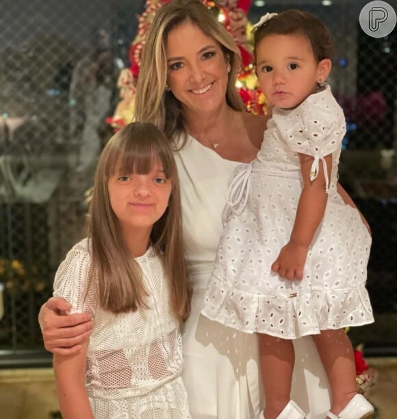 Ticiane Pinheiro embarcou em viagem de férias com as filhas, Manuella e Rafaella