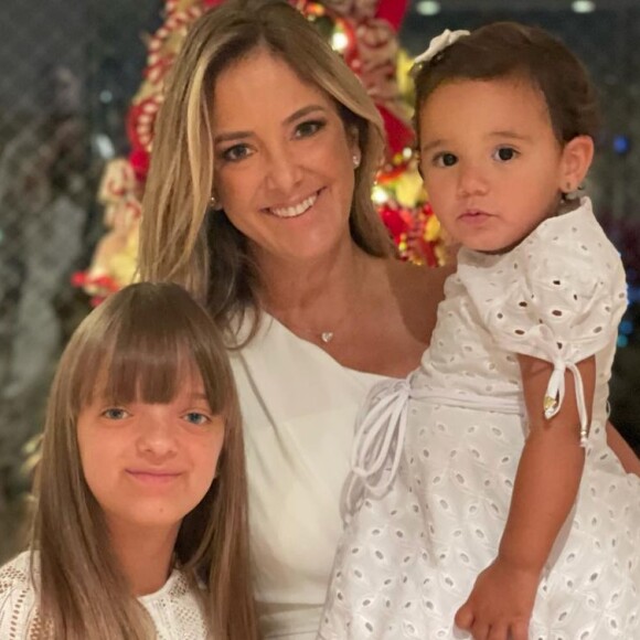 Ticiane Pinheiro embarcou em viagem de férias com as filhas, Manuella e Rafaella