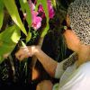 Xuxa postou uma foto da mãe curtindo o jardim de sua casa no Rio de Janeiro. Ela cuida de Alda, que sofre de Mal de Pakinson há 12 anos