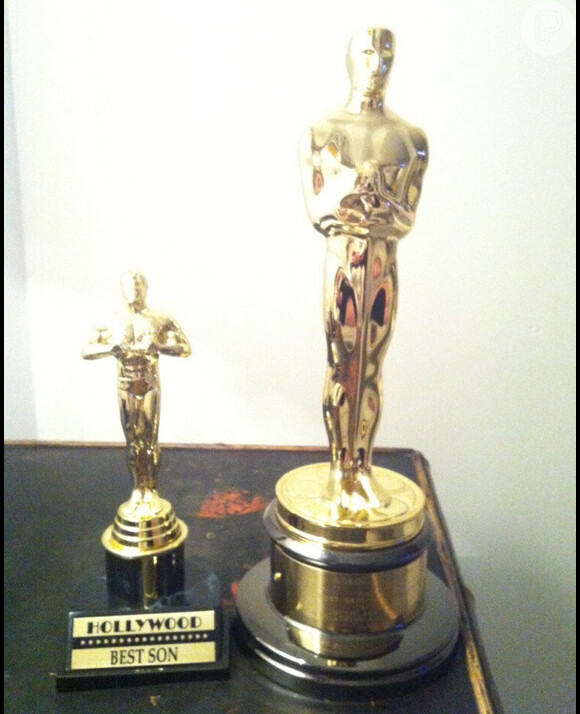 Após receber o Oscar por 'Melhor Canção', Adele presentou o filho, Angelo, com uma miniatura da estatueta dourada por 'Melhor Filho'