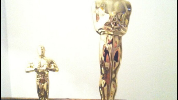 Após ganhar Oscar, Adele presenteia filho com miniatura da estatueta