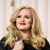 Empolgada com o prêmio emblemático, Adele reproduziu a estatueta do Oscar e premiou Angelo, de 5 meses, como 'Melhor Filho'