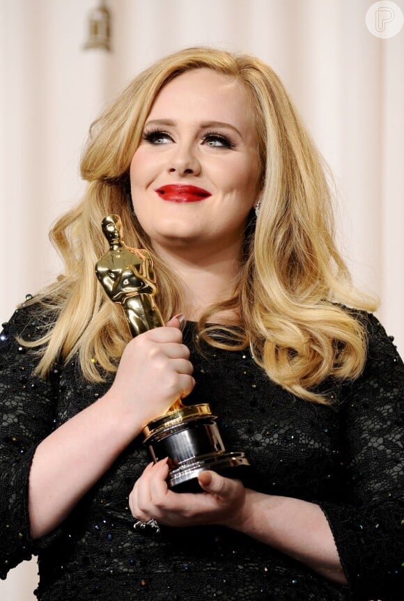Empolgada com o prêmio emblemático, Adele reproduziu a estatueta do Oscar e premiou Angelo, de 5 meses, como 'Melhor Filho'