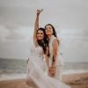 Casamento de cantora Maria Clara e Fernanda Aguiar é celebrado na praia