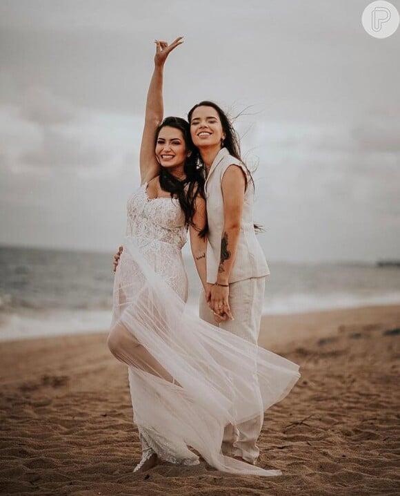 Casamento de cantora Maria Clara e Fernanda Aguiar é celebrado na praia