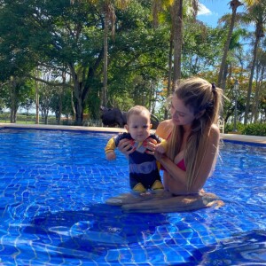 Biah Rodrigues posa na piscina com Theo