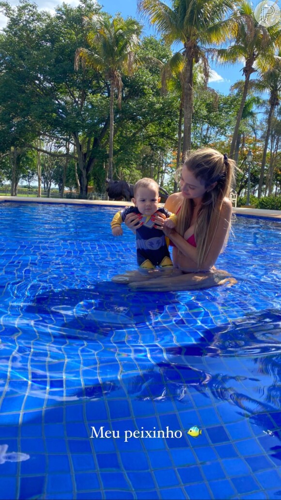 Biah Rodrigues posa na piscina com Theo