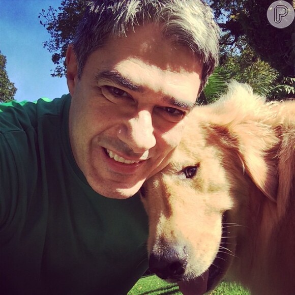 William Bonner é mestre quando o assuntor é postar selfies, desta vez, ao lado de seu cachorro de estimação