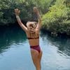 Sasha Meneghel salta em lago em Tulum, no México, e faz mergulho