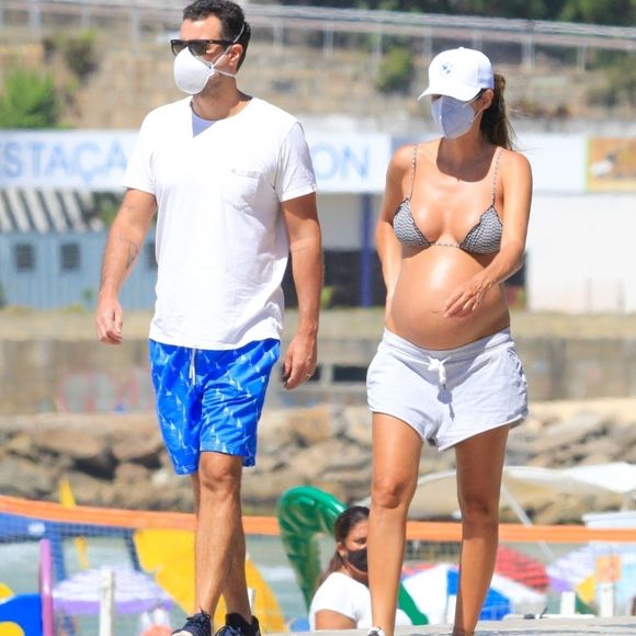 Joaquim Lopes pratica caminhada na praia com a mulher, Marcella Fogaça, nesta quarta-feira, 27 de janeiro de 2021