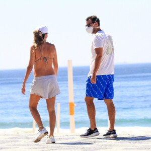 Marcella Fogaça aposta em biquíni e short de moletom para caminhada