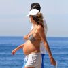 Marcella Fogaça ostenta barrigão de gravidez em reta final da gestação ao caminhar na praia