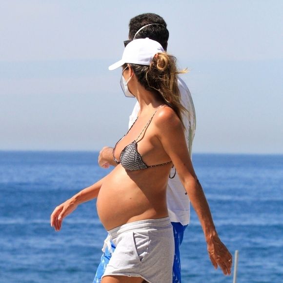 Marcella Fogaça ostenta barrigão de gravidez em reta final da gestação ao caminhar na praia