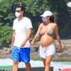Joaquim Lopes pratica caminha na praia com a mulher, Marcella Fogaça, grávida de gêmeas, nesta quarta-feira, 27 de janeiro de 2021
