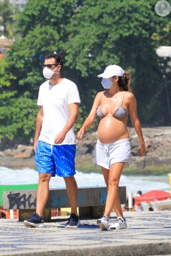 Joaquim Lopes pratica caminha na praia com a mulher, Marcella Fogaça, grávida de gêmeas, nesta quarta-feira, 27 de janeiro de 2021