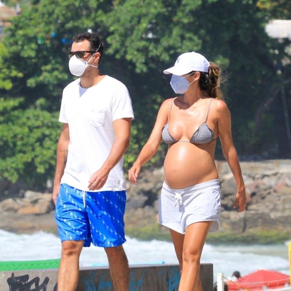 Joaquim Lopes pratica caminha na praia com a mulher, Marcella Fogaça, grávida de gêmeas, nesta quarta-feira, 27 de janeiro de 2021