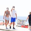 Joaquim Lopes pratica caminhada na praia com a mulher, Marcella Fogaça, grávida de gêmeas, nesta quarta-feira, 27 de janeiro de 2021
