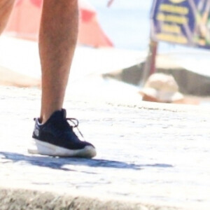 Joaquim Lopes pratica caminhada na praia com a mulher, Marcella Fogaça, grávida de gêmeas, nesta quarta-feira, 27 de janeiro de 2021