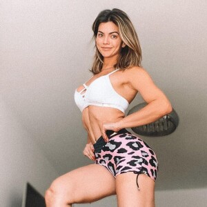 Kelly Key mantém corpo definido com exercícios