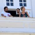 Luana Piovani é vista com namorado e amigo em varanda de hotel no RJ