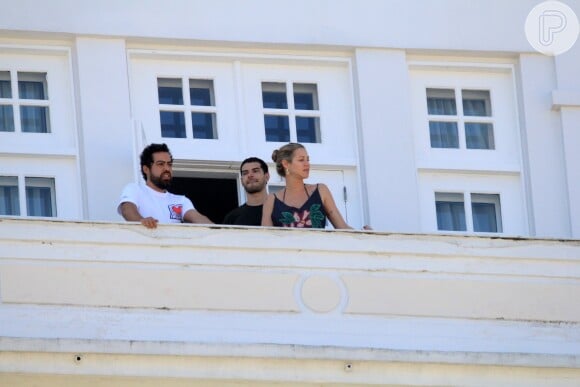 Luana Piovani é vista com namorado e amigo em varanda de hotel no RJ