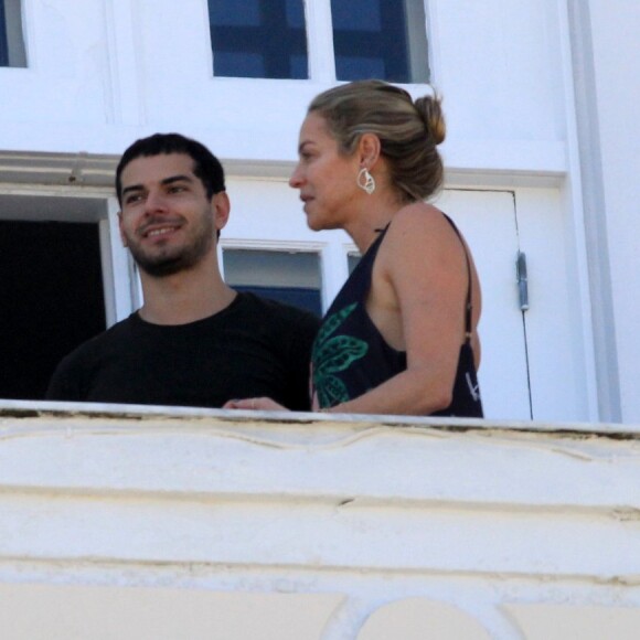 Luana Piovani é fotografada com Lucas Bitencourt em área externa de hotel