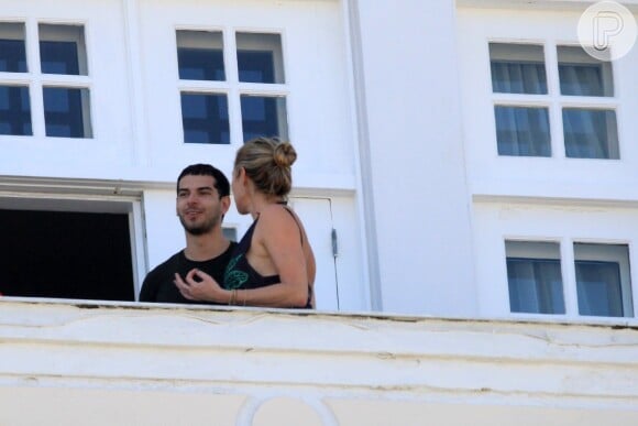 Luana Piovani está com o namorado, Lucas Bitencourt, no Rio de Janeiro