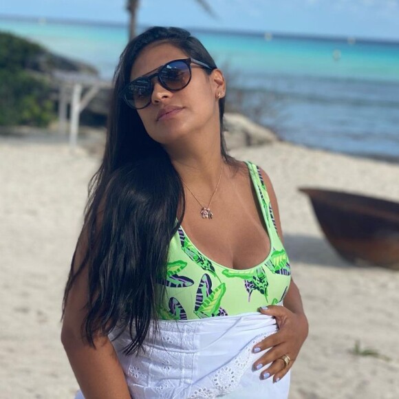 Simone, da dupla com Simaria, contou como está sendo a sua segunda gravidez