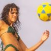 Bruna Marquezine joga altinha na praia de Fernando de Noronha