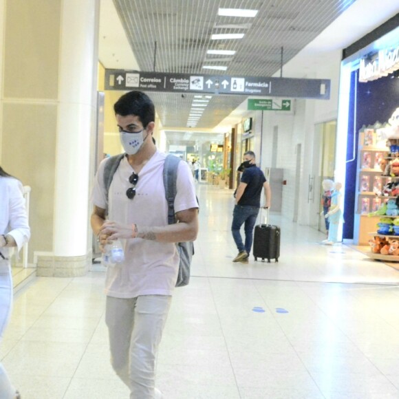 Enzo Celulari foi fotografado em aeroporto do Rio após viagem com Bruna Marquezine, nesta quarta-feira, 03 de janeiro de 2020